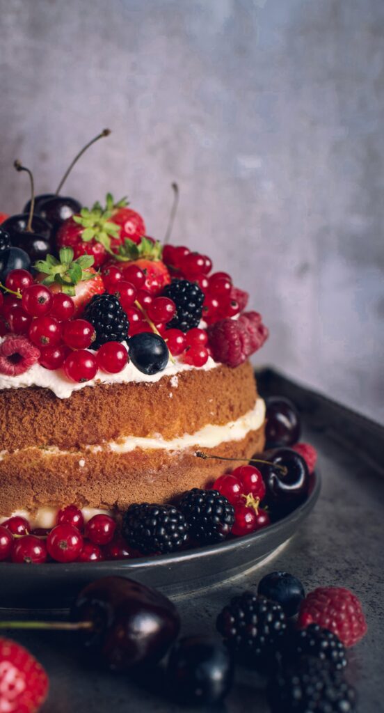 torta alla frutta pan di Spagna crema pasticciera frutti di bosco